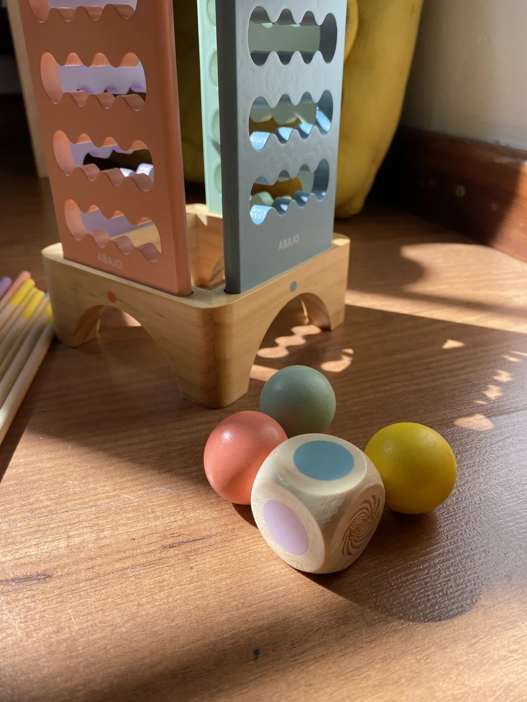 La madera natural, las bolas y el dado de Kerball vistos de cerca