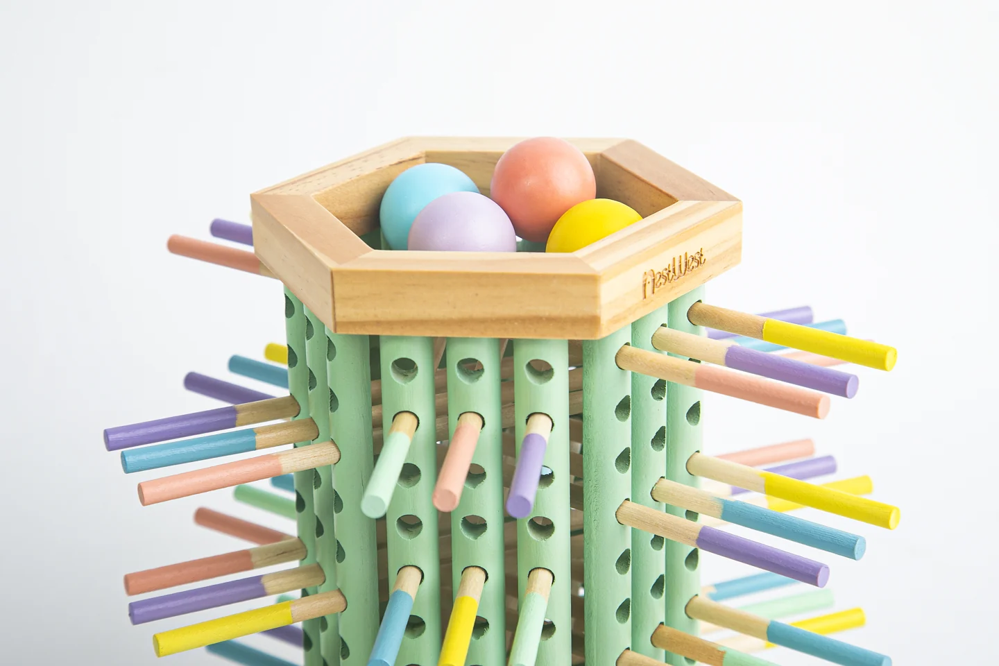 Detalle de la madera, los palos y las bolas de Kerball Classic Verde