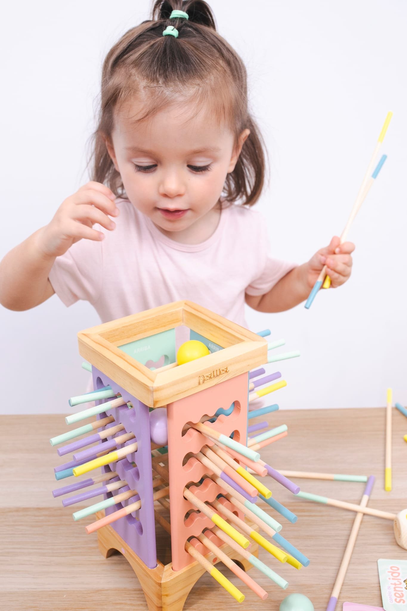 Una niña jugando con Kerball Up de cuatro lados