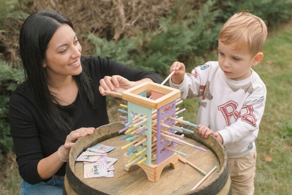 Una familia jugando con Kerball Classic al aire libre